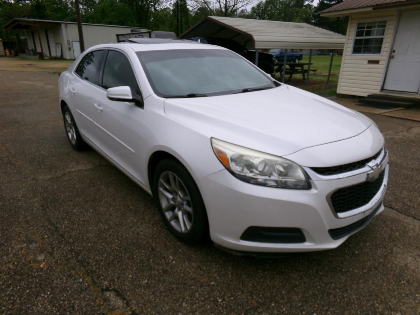 2015 White /Tan Chevrolet Malibu 1LT (1G11C5SL1FF) with an 2.5L L4 DOHC 16V engine, 6-Speed Automatic transmission, located at 401 First NE, Bearden, AR, 71720, (870) 687-3414, 33.726528, -92.611519 - Photo#21